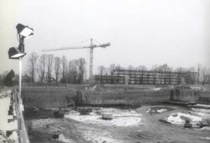 Baustelle Sächsische Landesbibliothek - Staats- und Universitätsbibliothek Dresden, Zentralbibliothek. Baugrube während Gründungsarbeiten. Im Hintergrund Bürogebäude Zellescher Weg 17 : Dresden-Räcknitz, Zellescher Weg 18. Baustelle Sächsische Landesbibliothek - Staats- und Universitätsbibliothek Dresden, Zentralbibliothek. Baugrube während Gründungsarbeiten. Im Hintergrund Bürogebäude Zellescher Weg 17