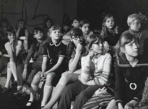 Mannomann: Zuschauende Kinder