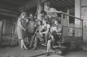 Frauenbrigade : VEB Silikatwerk Brandis, BT Bennewitz. Gruppenbild der Frauenbrigade