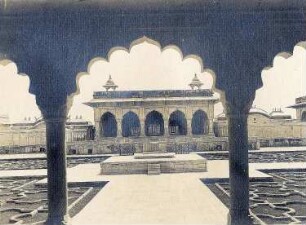 Agra, Indien: Goldener Pavillon im Roten Fort. Blick durch säulengetragenen Fächerbogen auf die Anlage eines Pavillons