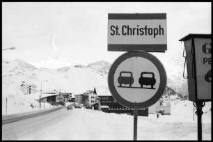 St. Christoph: St. Christoph und Straßenschild [Ortseingang mit Ortsschild]