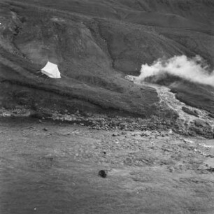An den heißen Quellen : Zelte an einem Fluss in einer hügeligen Landschaft mit heißen Quellen und Geysiren