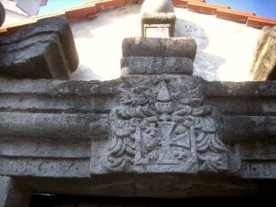 Halsbach-Kirchhofmauer im Süden-Zugang zum Ort-Sturz mit Deutschordenswappen im Detail