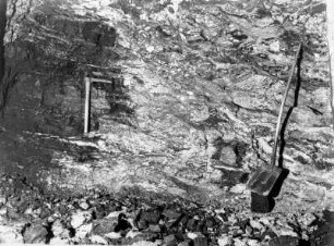 Steinkohlenschacht. 21. Lichtloch, ½2. Sohle, Vor Ort. Hauptflöz an Unterrotliegendkonglomeraten auskeilend : Wurgwitz-Niederhermsdorf. Steinkohlenschacht. 21. Lichtloch, ½2. Sohle, Vor Ort. Hauptflöz an Unterrotliegendkonglomeraten auskeilend