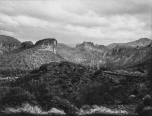 Landschaft in Arizona : Hügelige Landschaft in Arizona mit Sträuchern und Kakteen