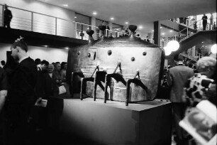 Berlin: Deutsches Opernhaus; Foyer in der Pause, Plastik