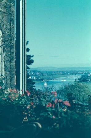 Schloss Eckberg : Schloss Eckberg, Blick aus dem Wintergarten zur Elbe mit "Blauem Wunder"