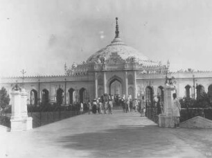 Lucknow (Lakhnau), Indien. Shah Najaf Imambara (1816 als Mausoleum für Ghazi-ud-Din Haider). Innere Tormauer gegen Kuppel der Moschee