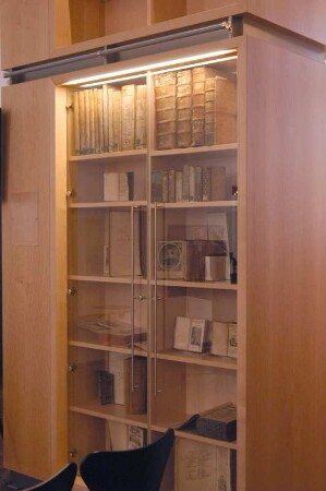 Übergabe von Büchern an Sächsisches Landesgymnasium Sankt Afra Meißen durch Dr. Thomas Bürger (SLUB) im Beisein von Staatssekretär Dr. Frank Schmidt (SMWK) und Schulleiter Dr. Werner Esser