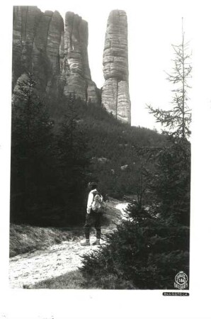 Sächsische Schweiz, Affensteine. Langes Horn. Kreuzturm und Bloßstock. Blick von der unteren Affensteinpromenade mit Wanderer nach Westen