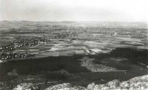 Zittauer Becken. Blick von Süd (vom Töpfer) über Olbersdorf und Zittau gegen die Landeskrone