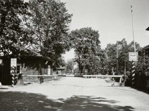 Reichsgrenze zu Polen. Grenzkontrollpunkt mit Hinweisschild "Halt! Reichsgrenze. Unbefugten ist das Überschreiten der Schlagbaumlinie verboten. Die Grenzpolizeibehörde" und Schlagbaum
