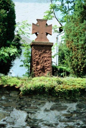 Kriegerdenkmal, Rückseite; vorn Friedhofsmauer