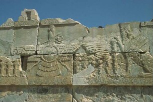 Persepolis. Treppenaufgang. Relief. Ahura Mazda mit sphinxartigem Wesen