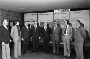 Freiburg: Schweizer Delegation im Weinbauinstitut; Gruppe vor Tuniberg Diagramm