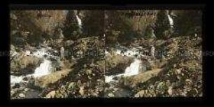 Wanderer am Meijebach mit Wasserfall