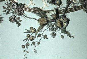 Deckendekoration aus verschiedenen Blumen und Rocaillen