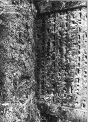 Grabstein 24 (Index: 100110912) Material: Sandstein Zustand: stark verwittert mit geringem Textverlust Maße HxBxT: 111x77x12 cm Beschreibung: Stele, Rundbogenabschluß, Schriftfelder eingetieft: Grabstein 24B