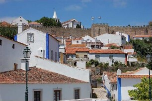 Kleinstadt Obidos mit Stadtmauer : Blick zur Stadtmauer der mittelalterlichen Kleinstadt Obidos, die Stadtmauer ist 13 m hoch und ringsum begehbar, aufgenommen 2006