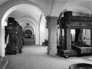 Speyer. Historisches Museum der Pfalz mit Weinmuseum. Raumaufnahme mit Weinfässern und Presse