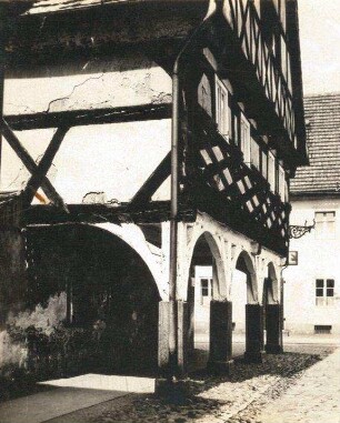 Schönberg (Sulików). Fachwerkhaus mit Laubengang am Markt