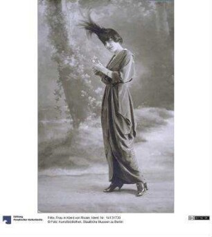 Frau in Kleid von Rivain