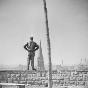 Mann auf der Mauereinfassung des Gipfels vom Großen Bunkerberg im Volkspark Friedrichshain. SW-Foto, 1970er Jahre © Kurt Schwarz.