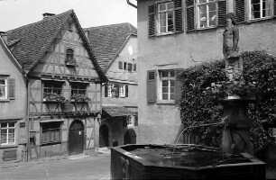 Marbach: Schillerhaus mit Wilder-Mann-Brunnen im Vordergrund
