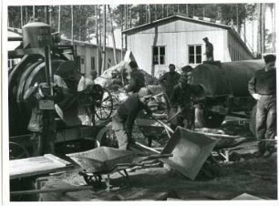 Angehörige des Baubataillons der Labor-Service-Einheit US-Army errichten im Pfälzer Wald Holzbaracken auf Betonfundamenten für Unterkunft und Büros