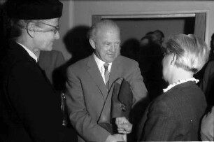 9. Tagung 1959 Physiker: Frau ?, Werner Heisenberg, H. Kiderlen von hinten