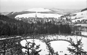 Neustadt: Deutsche Nordische Skimeisterschaften; Blick von der Sprungschanze auf den Auslauf