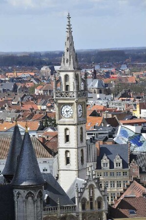 Gent - Turm des Postgebäudes : Blick vom Belfried-Glockenturm auf den Kleinen Turm des historischen Postgebäudes, aufgenommen in Gent am 1. April 2010