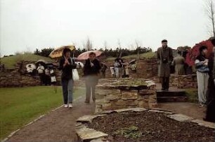 Berlin: Bundesgartenschau 1985; Besucher auf dem Berg in Sturm und Regen