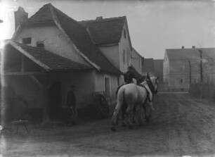 Dorfschmiede : Frohburg, Dorfschmiede. Hufschmied nach getaner Arbeit