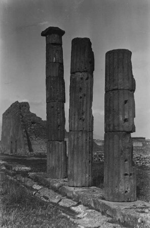 Pompeji. Drei teilweise erhaltene, kannelierte Säulen