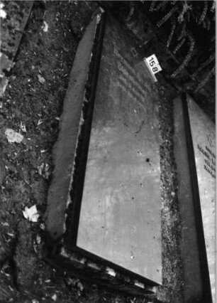 Grabstein 158 (Index: 100091486) Material: Granit Zustand: gut Maße HxBxT: 200x80x40 cm Beschreibung: Grabplatte auf erhöhter Grabeinfassung Symbolik: Davidstern: Grabstein 158