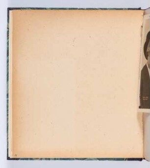 Sammelalbum mit Visitfotos des Bayreuther Festspielhauses und Künstlerpostkarten von Mitwirkenden der Bayreuther Bühnen-Festspiele : Albumseite (vakat)