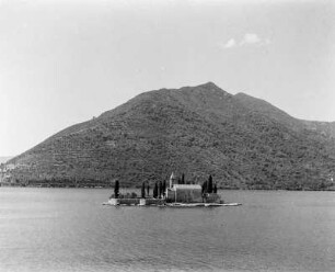 Bucht von Kotor : Bucht Cattaro (Bucht von Kotor/Montenegro). Benediktinerkloster Saint George und Kirche auf der Insel St. George Ostrvo Sveti Dorde