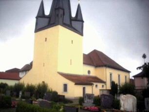 Ansicht von Nordosten mit Kirche (Kirchturm romanischer Chorturm - Obergeschosse Gotisch erneuert - Langhaus Neubau Jahr 1923) in Kirchhof