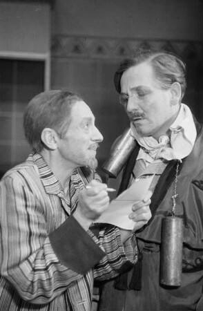 Szenenbilder aus dem Schwank "Ein Ruhetag" von Walentin Petrowitsch Katajew im Theater am Schiffbauerdamm Berlin