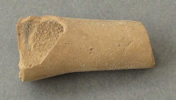 Tube d'argile (fragment)