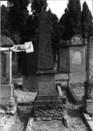 Grabstein 331 (Index: 99797155) Material: Sandstein Zustand: beschädigt, sonst gut Maße HxBxT: 224x46x42 cm Beschreibung: postamentierter Obelisk: Grabstein 331