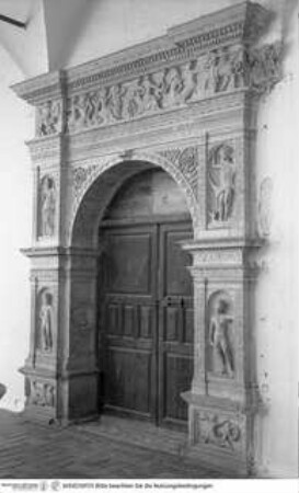 Portal mit Meerwesen und allegorischen Figuren