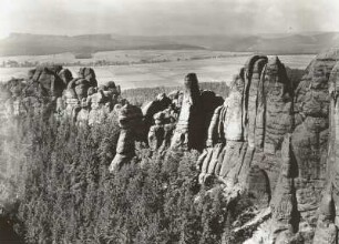 Sächsische Schweiz. Vordere Schrammsteine. Blick nach Südwest zum Großen und Kleinen Zschirnstein und zu den Lasensteinen
