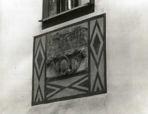 Meißen, An der Frauenkirche 3. Wohnhaus (ehemaliges Bahrmannsches Brauhaus) (1569/1571). Inschriftplatte mit Kartusche (Fassade Rosengasse)