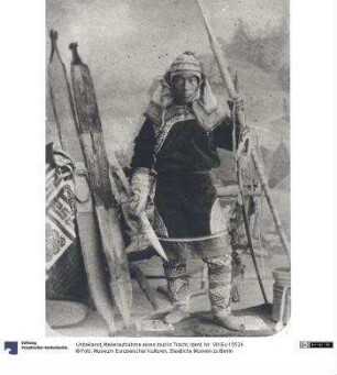 Atelieraufnahme eines Inuit in Tracht