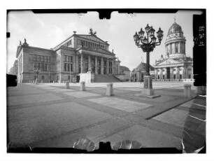 Berlin-Mitte, Platz der Akademie (Gendarmenmarkt). Schauspielhaus (1818-1821; K. F. Schinkel, Wiederaufbau 1979-1984). Eingangsseite mit dem Französischen Dom