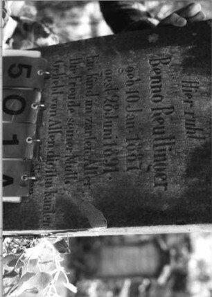 Grabstein 501 (Index: 99789195) Material: Sandstein Zustand: zerbrochen und repariert, sonst leicht verwittert Maße HxBxT: 118x49x15 cm Symbolik: florale Motive: Grabstein 501A