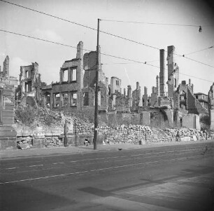 Dresden nach der Bombardierung vom 13./14. Februar 1945. Straßenbild mit Ruinen (wohl zwischen Sophienkirche und Altmarkt)