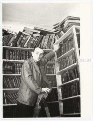 Jude in einer Bibliothek